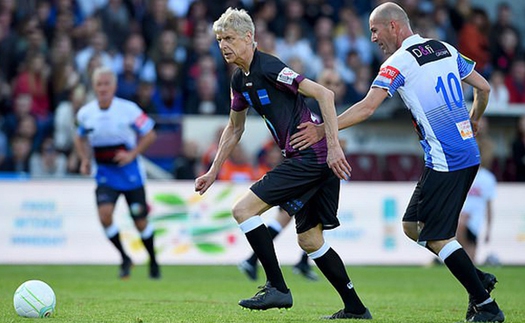 HLV Arsene Wenger gây sốt với pha bóng vượt qua Zidane