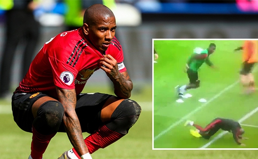 Ashley Young vấp ngã trong lúc khởi động, báo hiệu MU thất bại trong cuộc đua Top 4