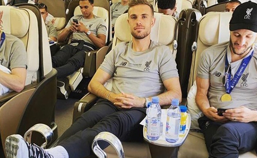 Jordan Henderson gây tranh cãi vì hành động gác chân lên cúp vô địch Champions League