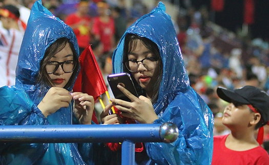 VIDEO: Hàng nghìn CĐV đến sân Phú Thọ, đội mưa cổ vũ U23 Việt Nam