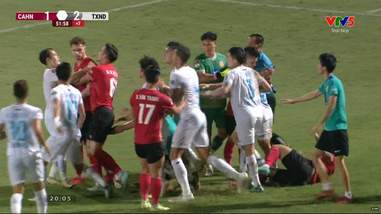 Xem trực tiếp bóng đá CAHN vs Nam Định (1-2, H2): Cầu thủ 2 đội va chạm căng thẳng