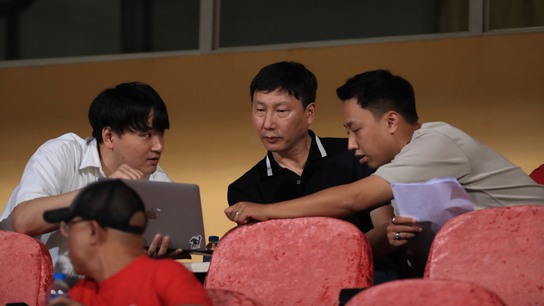 Vừa đến Hà Nội, HLV Kim Sang Sik đã xuất hiện tại Hàng Đẫy, 'xem giò' ngôi sao sáng nhất của bóng đá Việt Nam