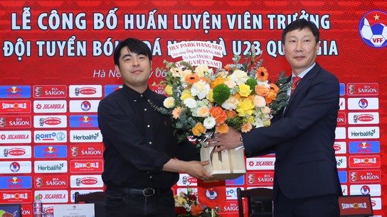 Thầy Park tặng hoa cho tân HLV ĐT Việt Nam, không quên nhắn nhủ lời khuyên quý báu