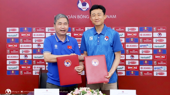 HLV Kim Sang Sik chính thức có trợ lý đồng hương
