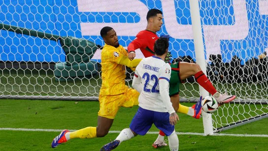 TRỰC TIẾP bóng đá Bồ Đào Nha vs Pháp: Hậu vệ và thủ môn 2 đội đang chơi tốt (0-0, H2)