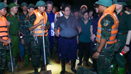 Trong đêm, Thủ tướng Phạm Minh Chính kiểm tra công tác ứng phó mưa lũ tại vùng ven sông của Hà Nội