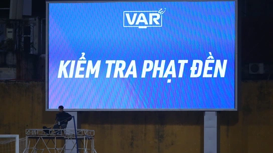 VAR ‘tất tả’ chạy show ở V-League, cuộc đua vô địch nghẹt thở