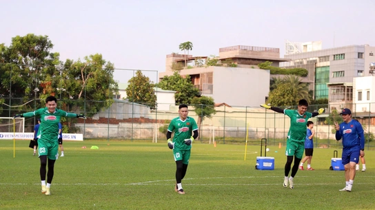 Đình Triệu chấn thương, 'cờ đến tay' thủ môn HAGL