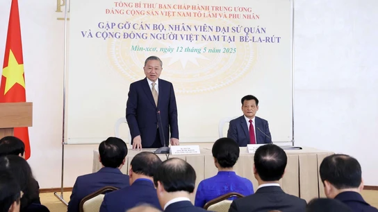 Tổng Bí thư Tô Lâm gặp gỡ cộng đồng người Việt Nam tại Belarus