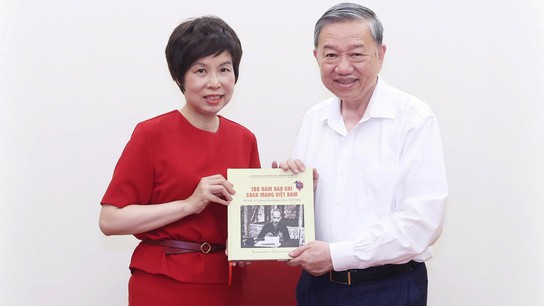 TTXVN tặng Tổng Bí thư Tô Lâm sách ảnh “100 năm Báo chí Cách mạng Việt Nam (1925 - 2025)”