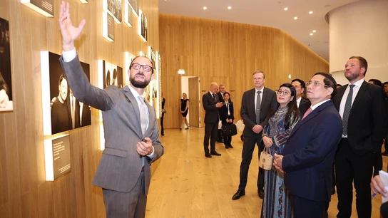 Thủ tướng thăm không gian trưng bày của nhà soạn nhạc Estonia Arvo Pärt