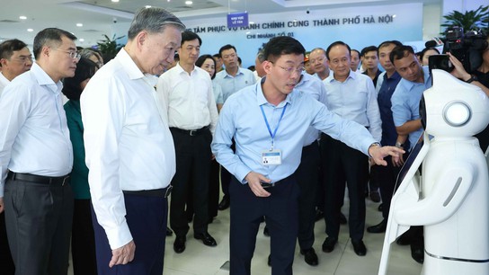 Tổng Bí thư Tô Lâm thăm, kiểm tra hoạt động tại Trung tâm hành chính công Hà Nội