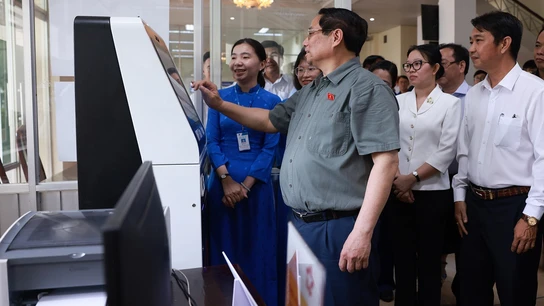 Thủ tướng thăm Trung tâm Phục vụ hành chính công phường Ninh Kiều