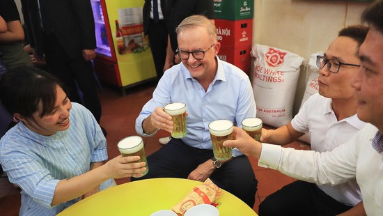 Thủ tướng Australia Anthony Albanese uống bia hơi, ăn bánh mì truyền thống Hà Nội