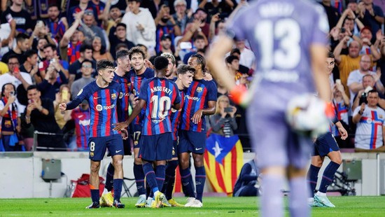 Barcelona giành Joan Gamper Trophy: Phía sau của chiếc cúp