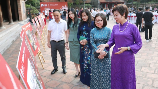 Hình ảnh tại trưng bày "Vì tình yêu Hà Nội" trong sân Thái Học - Văn Miếu - Quốc Tử Giám