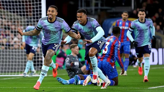 Gabriel Jesus ám ảnh Crystal Palace, Arsenal đại thắng khó tin nơi đất khách, tiếp tục đua vô địch