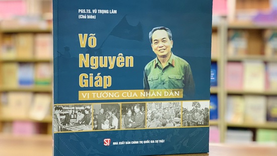 Bộ sách 'Võ Nguyên Giáp - Vị tướng của nhân dân' được xuất bản song ngữ với 5 thứ tiếng