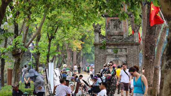 Hà Nội: Phố đi bộ hồ Gươm vẫn nhộn nhịp trong ngày nóng bức