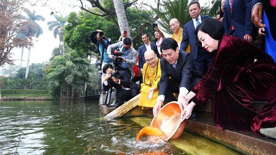 Chủ tịch nước Lương Cường thả cá chép tiễn ông Công, ông Táo