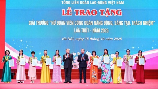 Lễ trao tặng Giải thưởng “Nữ đoàn viên Công đoàn năng động, sáng tạo, trách nhiệm”