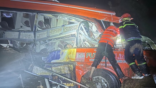 Sạt lở đèo Khánh Lê và đèo Khánh Sơn, tỉnh Khánh Hòa khiến nhiều người bị vùi lấp, nhiều người đã tử vong