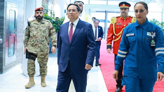 Thủ tướng Phạm Minh Chính đến thăm Tổ hợp lọc hóa dầu Al-Zour