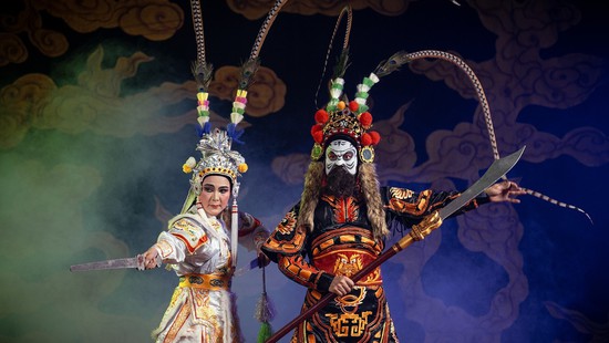 Tuồng và dân ca kịch - "Tựa" vào bản sắc để sáng tạo