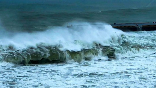 Ảnh hưởng của áp thấp nhiệt đới, khu vực Nam Biển Đông có gió mạnh, sóng cao