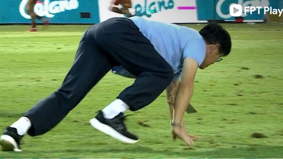 Hài hước màn ăn mừng có một không hai của lãnh đội HAGL, lý do bất ngờ được tiết lộ