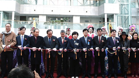 Hình ảnh Chủ tịch Hồ Chí Minh qua điêu khắc ánh sáng tại thủ đô Seoul