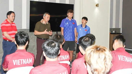 Chủ tịch VFF tiếp sức cho đội U22 Việt Nam trước trận bán kết gặp Philippines