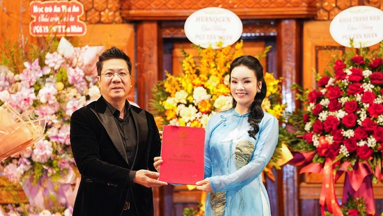 Ca sĩ Tân Nhàn nhận quyết định bổ nhiệm chức danh Phó Giáo sư