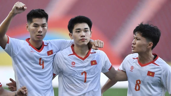 Tin nóng bóng đá Việt hôm nay 4/12: Đình Bắc không ngại đối thủ nào tại SEA Games 33; Văn Hậu tái xuất trong đội hình CLB CAHN