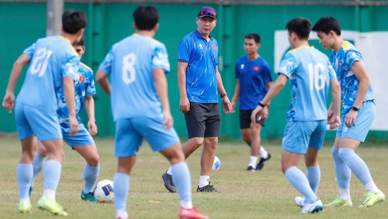 Tin nóng bóng đá Việt Nam hôm nay 10/12: U22 Việt Nam lên kế hoạch đánh bại U22 Malaysia; Tuyển nữ Việt Nam mất 5 tiếng đi tập tại SEA Games 33