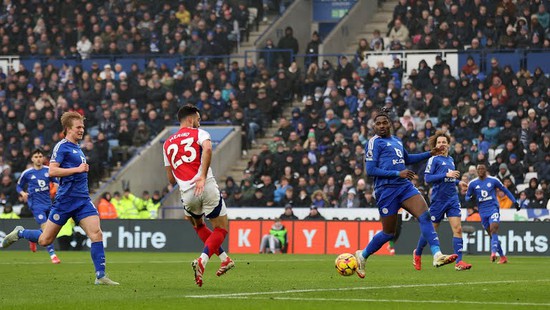 Trung phong bất đắc dĩ giúp Arsenal đánh bại Leicester, thu hẹp khoảng cách với Liverpool