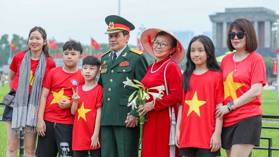 Ngày đầu tiên của kỳ nghỉ lễ, người dân thủ đô tập trung vui chơi tại nơi công cộng