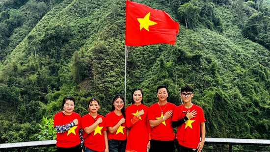 Mừng 50 năm non sông liền một dải - Đất nước trọn niềm vui