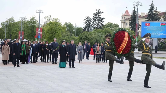 Tổng Bí thư Tô Lâm đặt hoa tại Tượng đài Chiến thắng ở thủ đô của Belarus