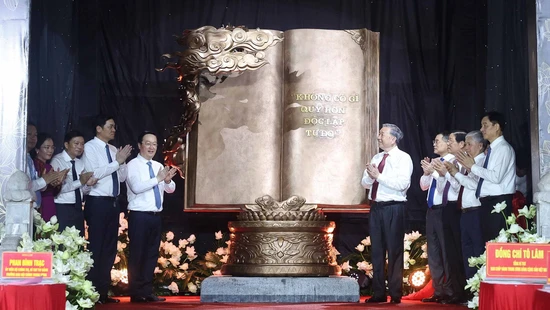 Tổng Bí thư tặng tỉnh Nghệ An tác phẩm điêu khắc ánh sáng “Việt Nam - những trang sử vàng”