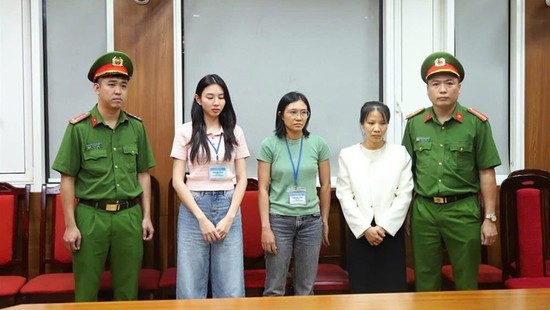 Nguyễn Thúc Thuỳ Tiên bị khởi tố: Cái giá phải trả khi biến danh Hoa hậu thành công cụ tiếp thị