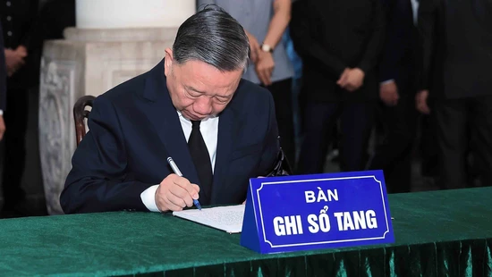 Xúc động những dòng ghi sổ tang viếng nguyên Chủ tịch nước Trần Đức Lương 