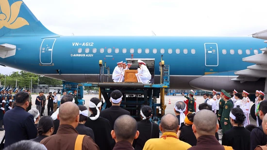 Các tầng lớp nhân dân xúc động tiễn đưa nguyên Chủ tịch nước Trần Đức Lương