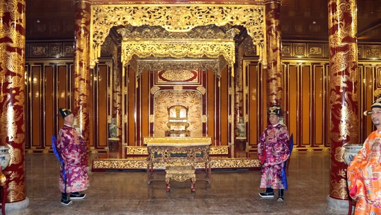 Cận cảnh Ngai vàng - Bảo vật quốc gia ở Điện Thái Hoà trước khi bị xâm hại