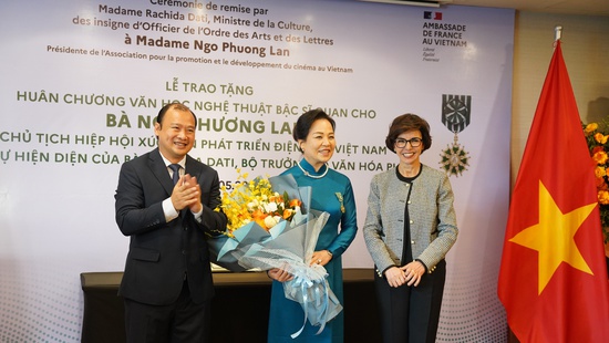 TS Ngô Phương Lan nhận Huân chương Sĩ quan Văn học và Nghệ thuật của Pháp