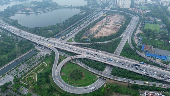 Người dân ùn ùn trở lại Thủ đô cuối kỳ nghỉ lễ 30/4 - 1/5