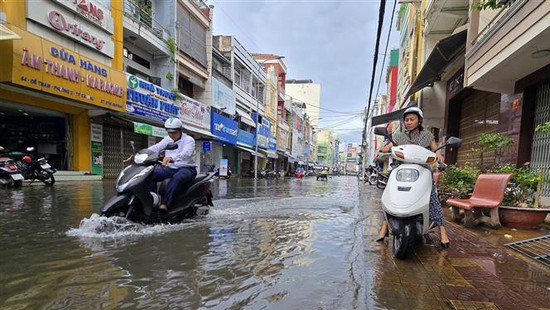 Thời tiết ngày 4/5: Nắng nóng diện rộng, chiều tối mưa dông cục bộ