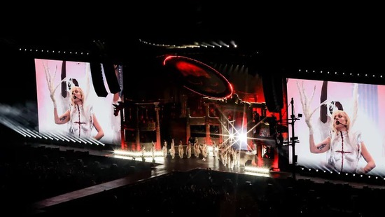 Lady Gaga trên bờ biển Copacabana: Thúc đẩy bản thân lên những tầm cao mới