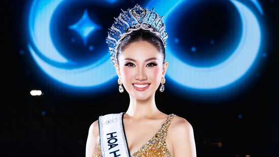 Nguyễn Hoàng Phương Linh, 26 tuổi, đăng quang Miss Cosmo Vietnam 2025