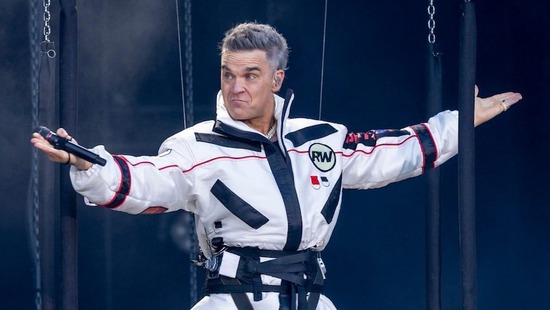 Robbie Williams và màn trở lại hoành tráng của "ông hoàng giải trí"